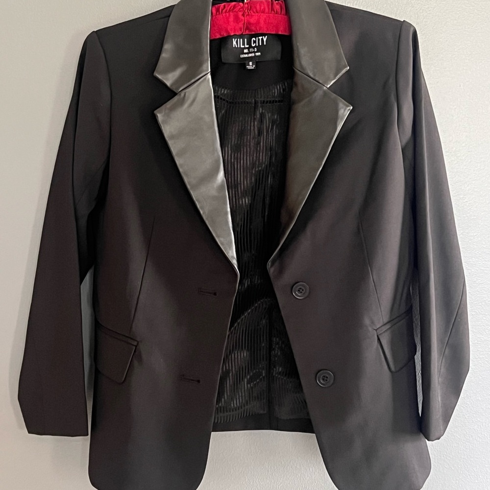 Chic Black Blazer with Satin Lapel